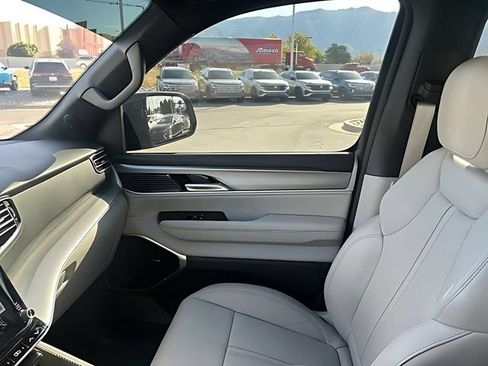 Used 2026 Jeep Grand Wagoneer Limited AWD/4WD image 38