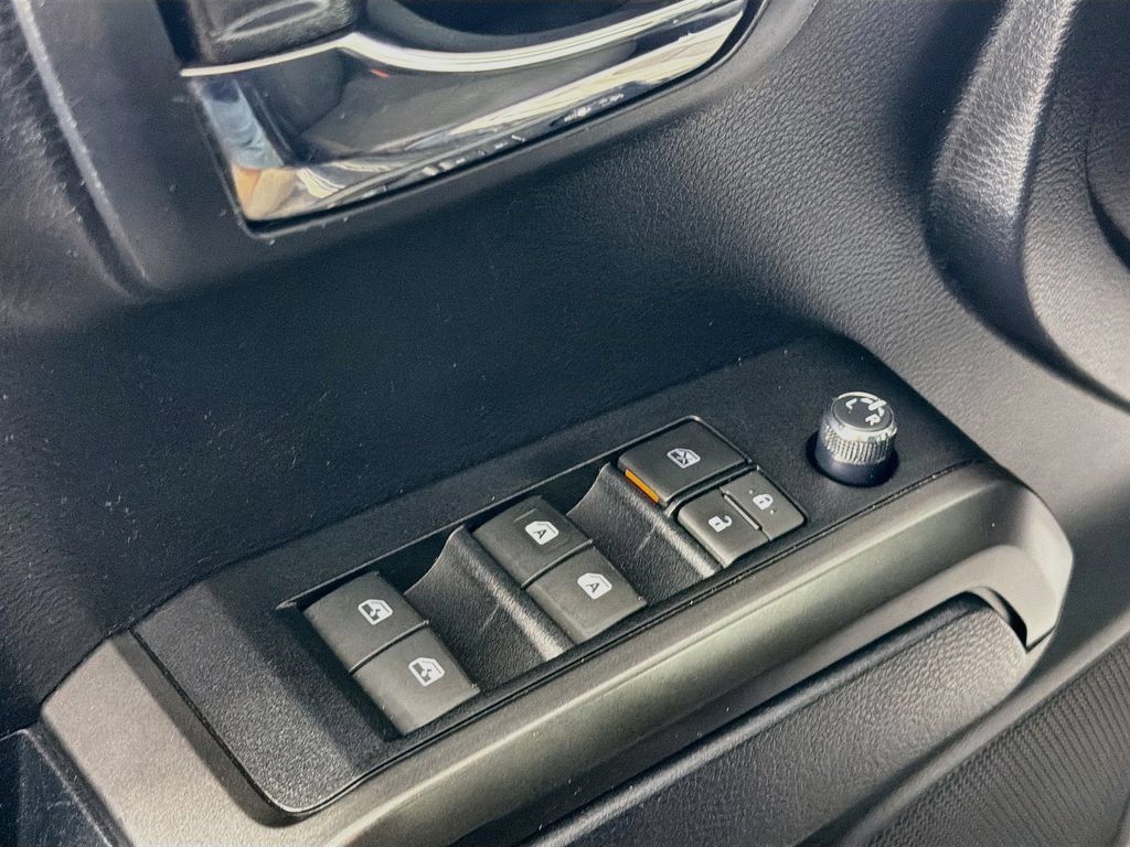Used 2017 Toyota Tacoma TRD Sport AWD/4WD image 18
