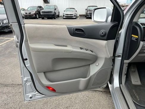 Used 2008 Kia Sedona w/ Convenience Pkg image 17