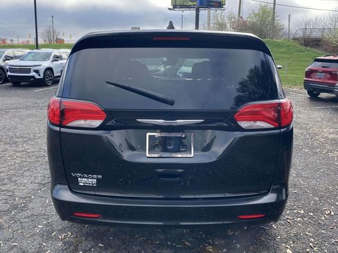Used 2023 Chrysler Voyager LX image 5