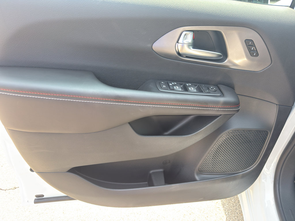 New 2027 Chrysler Pacifica Select FWD image 12