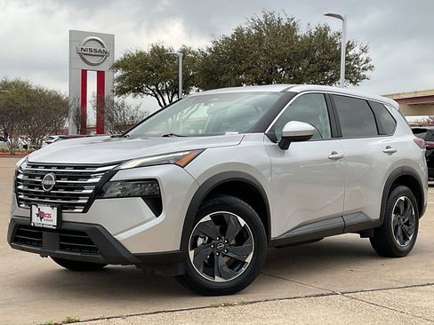 Used 2025 Nissan Rogue SV image 2