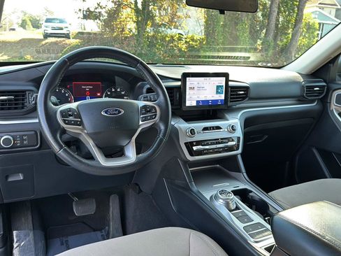 Used 2021 Ford Explorer XLT image 16