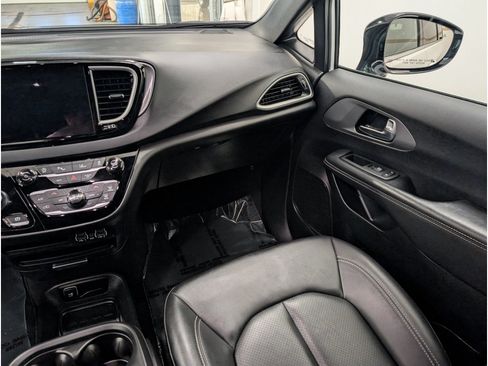Used 2025 Chrysler Pacifica Select FWD image 12