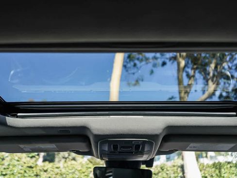 Used 2021 Toyota Highlander XLE AWD/4WD image 16