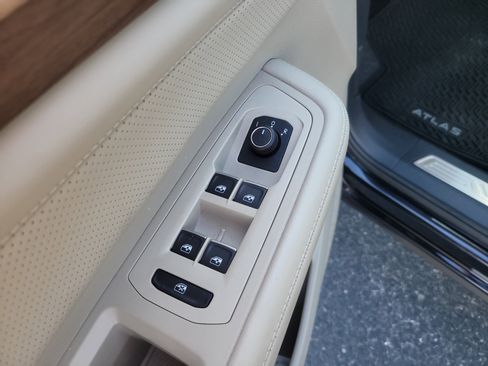 Used 2024 Volkswagen Atlas SE FWD image 17