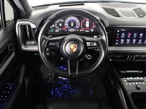 Used 2024 Porsche Cayenne AWD/4WD image 19