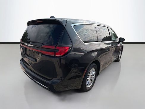 Used 2023 Chrysler Pacifica Touring-L FWD image 8