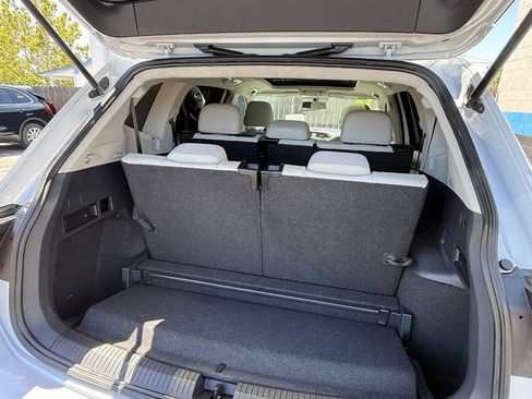 Used 2018 Volkswagen Tiguan SE w/ Panoramic Sunroof Package FWD image 16