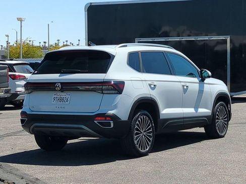 Used 2025 Volkswagen Taos SE FWD image 8