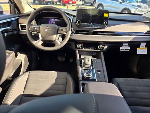 New 2025 Mitsubishi Outlander SE image 14