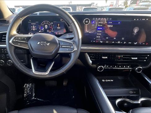 Used 2025 Chevrolet Suburban Z71 image 4