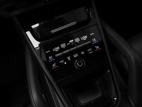 Certified 2024 Porsche Cayenne Coupe AWD/4WD image 40