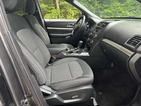 Used 2018 Ford Explorer XLT image 33