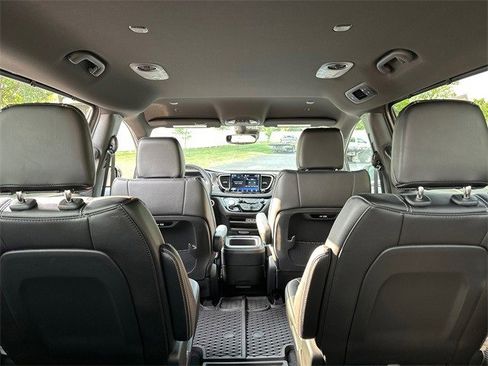 New 2025 Chrysler Pacifica Select image 11