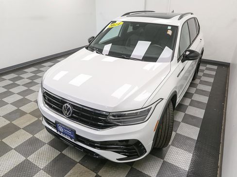 Certified 2024 Volkswagen Tiguan SE R-Line image 7