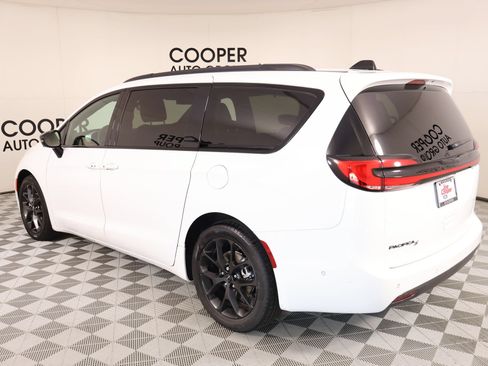 Used 2024 Chrysler Pacifica Touring-L w/ Uconnect Theater Family Group FWD image 25