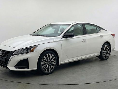 Used 2025 Nissan Altima 2.5 SV image 3