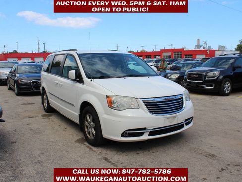 Used 2011 Chrysler Town & Country Touring FWD image 2