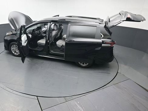 Used 2025 Toyota Sienna LE image 55