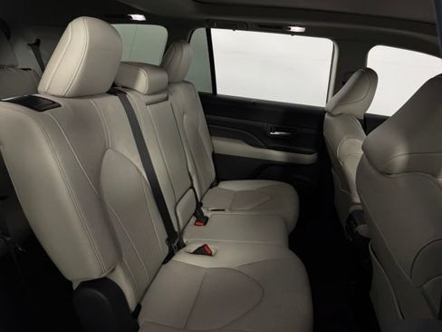 Used 2024 Toyota Grand Highlander AWD image 18
