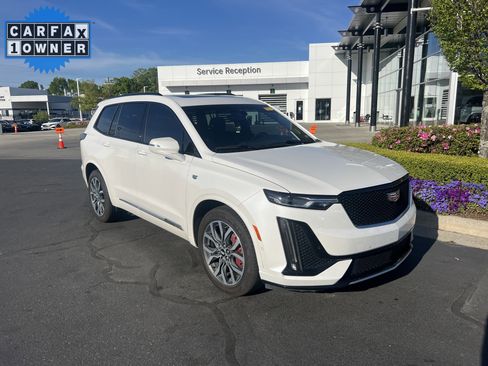 Used 2022 Cadillac XT6 Sport w/ Technology Package image 2