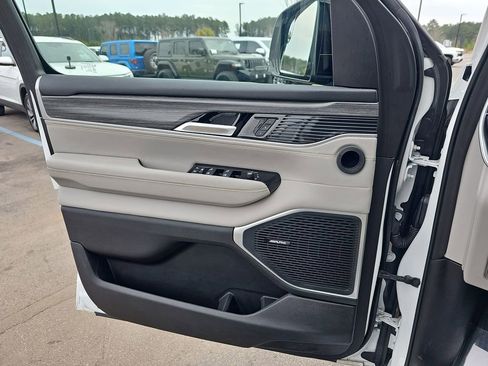 Used 2024 Jeep Wagoneer L Series II image 32