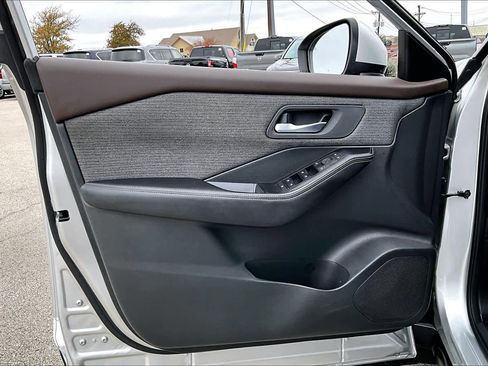 Used 2022 Nissan Rogue SV image 19