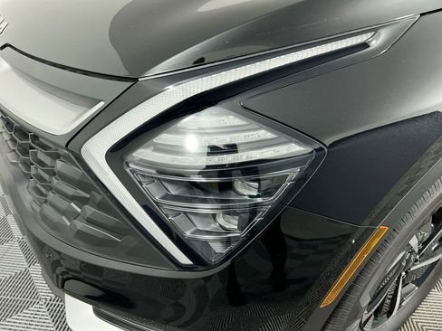 Used 2023 Kia Sportage LX image 11