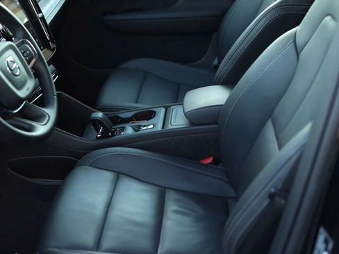 Used 2025 Volvo XC40 B5 Core image 16