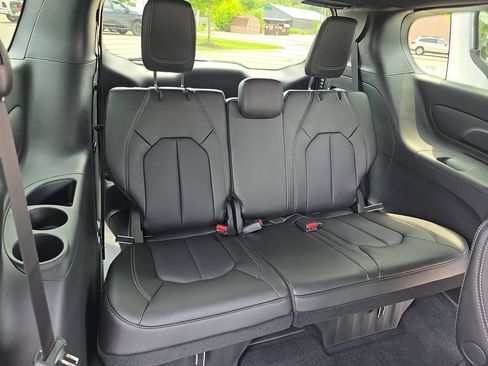 New 2027 Chrysler Pacifica Select AWD/4WD image 12