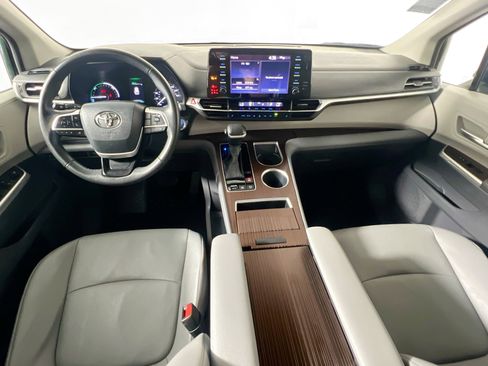 Used 2024 Toyota Sienna XLE FWD image 30