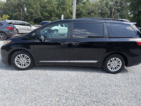 Used 2017 Toyota Sienna XLE Premium FWD image 3