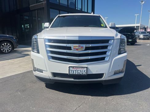 Used 2017 Cadillac Escalade Luxury image 3