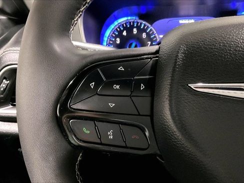 Used 2025 Chrysler Pacifica Limited FWD image 18