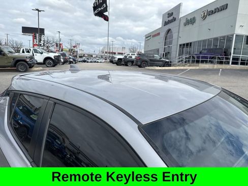 Used 2019 Toyota C-HR XLE image 3