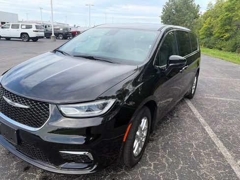Used 2025 Chrysler Pacifica Select FWD image 5
