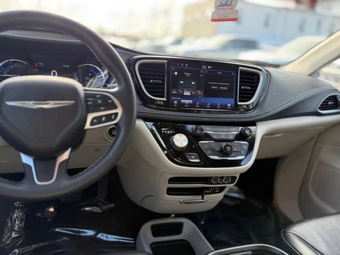 Used 2022 Chrysler Pacifica Touring-L image 21