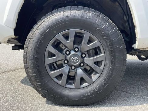Used 2023 Toyota Tacoma SR5 AWD/4WD image 9