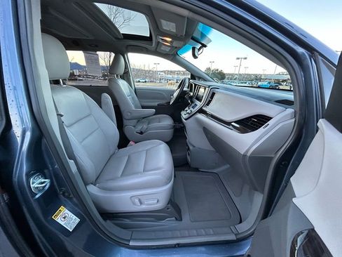 Used 2016 Toyota Sienna XLE Premium image 31
