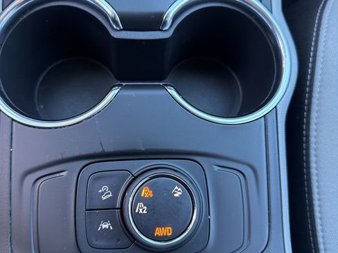 Used 2024 GMC Terrain SLE image 10