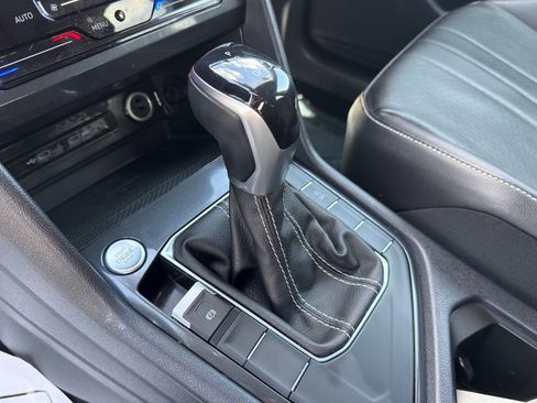 Used 2022 Volkswagen Tiguan SE FWD image 14