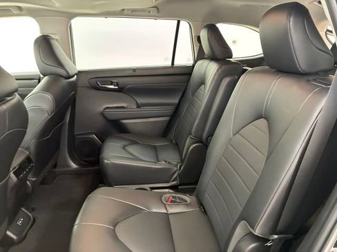 Used 2022 Toyota Highlander XLE AWD/4WD image 18