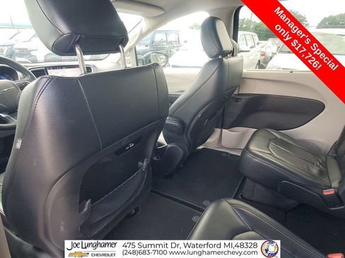 Used 2022 Chrysler Pacifica Touring-L FWD image 21