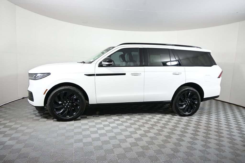 Used 2026 Lincoln Navigator Reserve w/ Jet Appearance Package AWD/4WD image 2