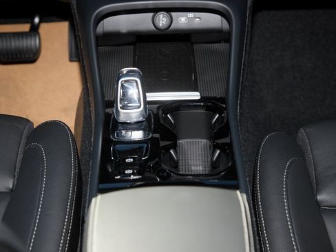 New 2025 Volvo XC40 B5 Plus w/ Climate Package image 27