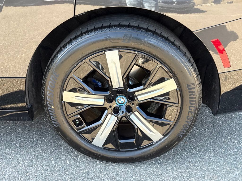 Used 2024 BMW iX xDrive50 w/ Sport Package AWD/4WD image 9