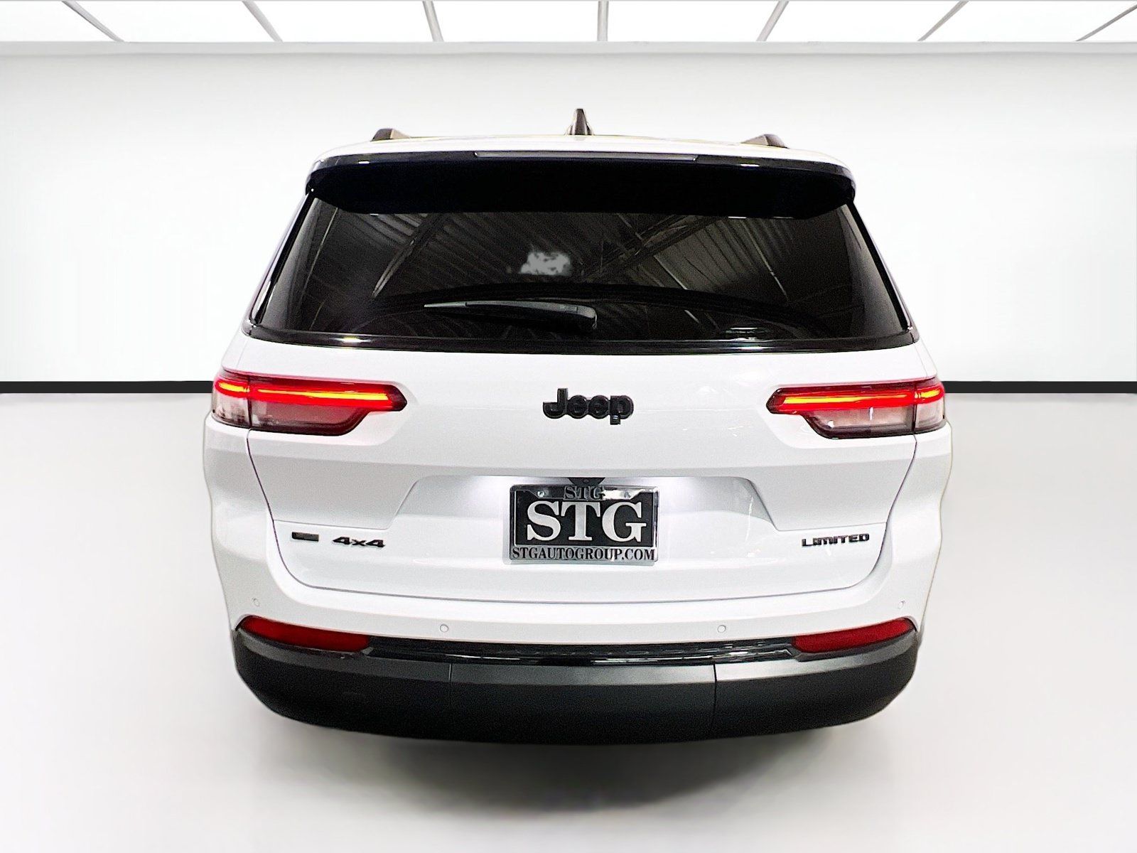 Used 2022 Jeep Grand Cherokee L Limited w/ Black Appearance Package AWD/4WD image 5