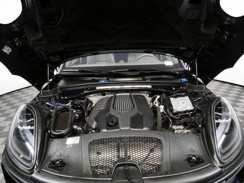 Certified 2022 Porsche Macan AWD/4WD image 34