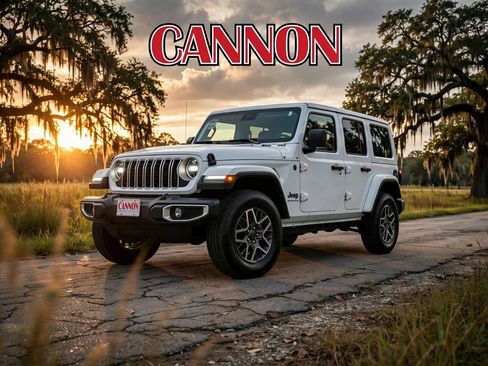 Used 2025 Jeep Wrangler Unlimited Sahara AWD/4WD image 3